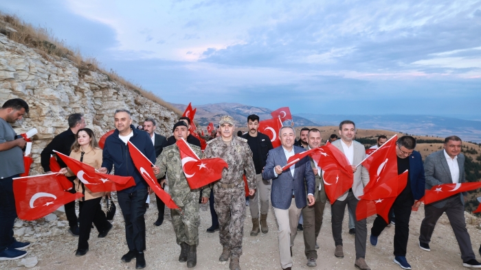 Dünyanın en büyük Türk bayrağında anlamlı 30 Ağustos Bayrağa Saygı Yürüyüşü